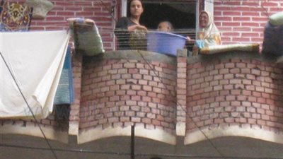 أهالي مدينة نصر يلقون المياه على أنصار الجماعة الإرهابية