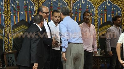 حكيم وعمرو يوسف في عزاء والد المخرج هادي الباجوري