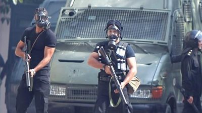 سيارات مكافحة الشغب تلاحق أنصار 