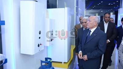 العصار يفتتح معرض الإنتاج الحربي بحلوان بعد تجديده