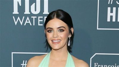 لوسي هيل تحبس الأنفاس بإطلالة مميزة في حفل Critics Choice (صور)