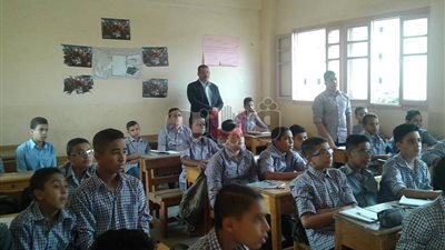 مدير «غرب الإسكندرية» التعليمية يكرم 3 مدرسين