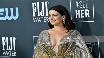 آن هاثاواي تجمع بين الإثارة والتألق بحفل Critics Choice | صور