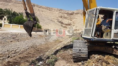 بالصور.. حملات للرقابة الإدارية على مخرات السيول في أسيوط