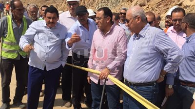 وزير الإسكان ومحافظ أسوان يتفقدان محطة معالجة الصرف الصحي بكيما