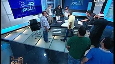 بالفيديو.. نبيه الوحش يضرب مفتي أستراليا بـ«الجزمة» على الهواء