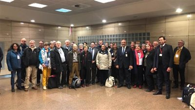 مطار القاهرة يستقبل وفد كنسي قادم من فرنسا