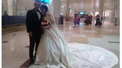 بالصور.. عروسان يتخليان عن حفل زفافهما لقضاء شهر عسل مميز