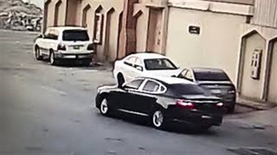 بالفيديو.. شاب يحطم سيارة بطريقة غريبة يثير استياء السعوديين