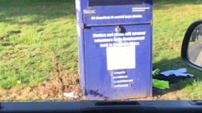 رجل يقع في مأزق داخل حاوية جمع ملابس مستعملة (فيديو وصور)