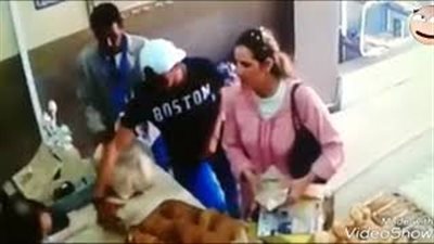 بالفيديو.. لحظة سرقة لص هاتف محمول من محل أمام الزبائن