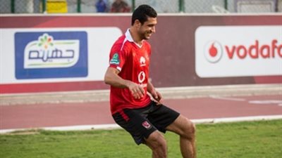 ربيعة يشارك في جزء من تدريبات الكرة بمران الأهلي