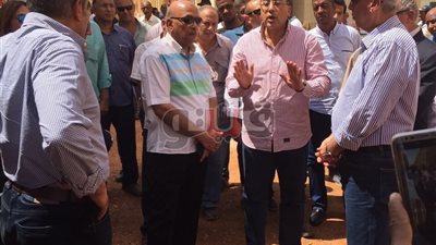 مدبولي يعنف مسئولي شركة مقاولات منفذة للإسكان الاجتماعي بأسوان