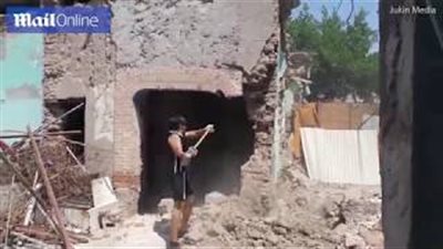 بالفيديو والصور.. لحظة نجاة رجل من انهيار مفاجئ لحائط مبنى