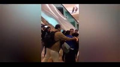 بالفيديو والصور.. امرأة تطارد ابنها وتضربه بالحزام وسط مول تجاري