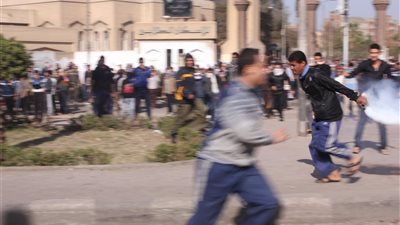 بالفيديو والصور.. تجدد الاشتباكات بين الأمن وطلاب 