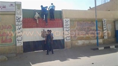 تلامذة الشرقية يتسلقون أسوار مدرسة لحجز «التختة الأولى»