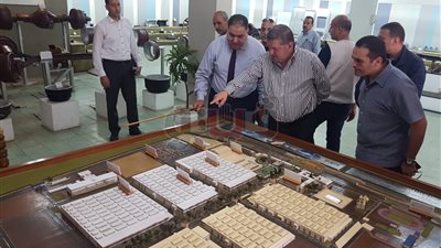 وزير قطاع الأعمال يتفقد شركتي النصر والهندسية لصناعة السيارات (صور)