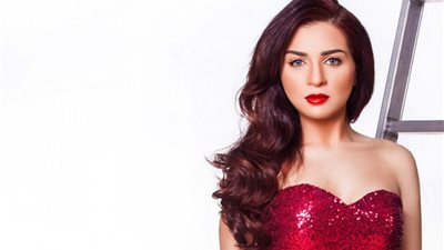 مي عز الدين تروج لمسلسل «الكبريت الأحمر»