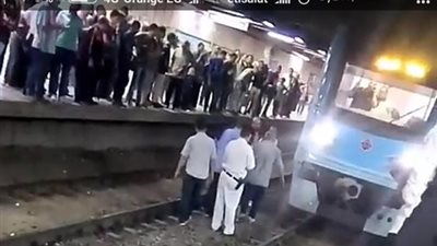 شاب يلقي نفسه أسفل قضبان مترو جمال عبد الناصر ( صور)