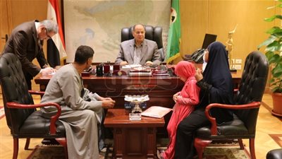 محافظ الفيوم يلتقي أسرة شهيد تفجير العريش (صور)