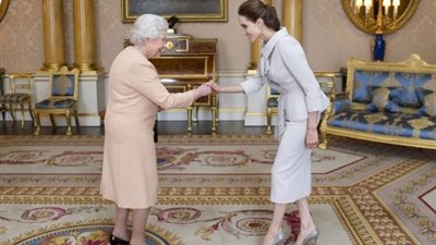 بالصور.. الملكة اليزابيث تمنح أنجلينا جولي لقب السيدة الفخرية