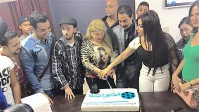 بالصور.. احتفال فريق «مطربين عن الطعام» ببدء التصوير