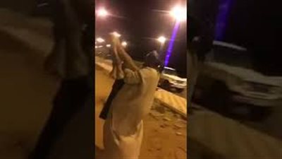 بالفيديو.. رد فعل صادم لأشخاص لحظة موت جمل في حادث