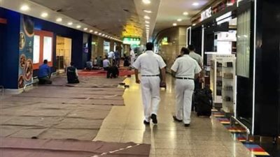 مطار القاهرة يكشف حقيقة افتراش العاملين أرضيات «مبنى 3» للصلاة