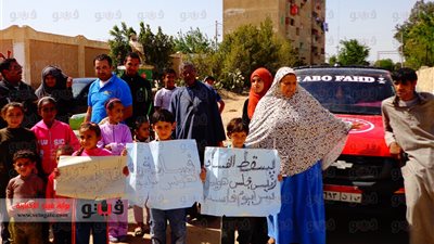 بالصور.. وقفة احتجاجية ضد رئيس الوحدة المحلية لهويس سرابيوم