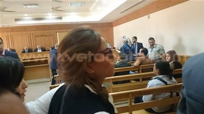 زينة تقف صامتة في أول جلسة استئناف «عز» على نسب توءمها