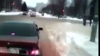 بالفيديو.. حادث تصادم مروع بين سيارة إسعاف والمريض يطير في الهواء