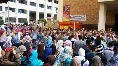 بالصور.. طلاب الإرهابية يوزعون منشورات تدعو للعنف داخل جامعة الإسكندرية