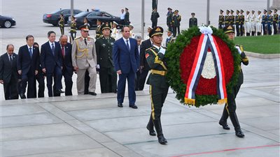 السيسي يضع إكليلا من الزهور على النصب التذكاري لأبطال الشعب الصيني (صور)