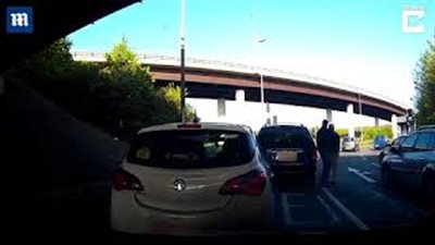 بالفيديو والصور.. شجار سائقين وسط طريق سريع