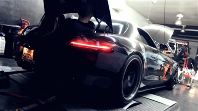 بالفيديو.. عامل ينجو بأعجوبة من ألسنة لهب «مرسيدس SLS AMG»