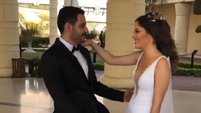 مشهد رومانسي بين حامد الشراب وزوجته بعد عقد قرانهما (فيديو)