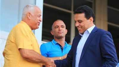 حسام البدري يؤازر بيراميدز أمام سموحة (صور)