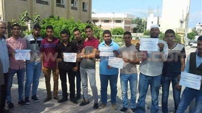 بالصور.. وقفة احتجاجية لأولياء أمور طلاب الثانوية الأزهرية بشمال سيناء