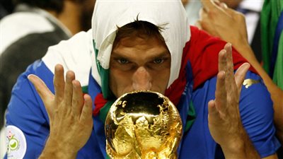 فيفا مهنئا قائد 