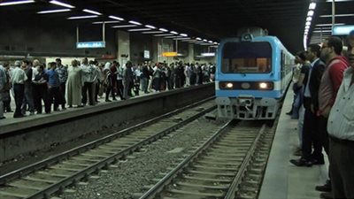 كوارث في المترو.. الركاب يضربون مدمنا تعمد تعاطي حقنة مخدرة أمامهم.. قص «شعر الفتيات» يثير الجدل.. «سلمى» تحرر محضرا لأمين شرطة تحرش بها.. وشاب يصفع فتاة على وجهها الأبرز