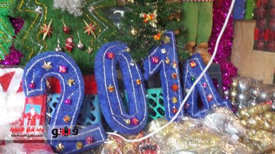 بالفيديو والصور.. الكريسماس يتحدى إرهاب الإخوان.. قناع السيسي بـ 5 جنيهات ومرسي بجنيه واحد فقط.. الأسعار انخفضت 20 % وأغلى شجرة بـ 9700 جنيه.. الهدايا المستوردة أكثر من المحلية هذا العام