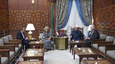 شيخ الأزهر يستقبل مشيرة خطاب مرشحة مصر لمنصب مدير عام اليونسكو