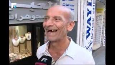 بالفيديو.. سبعيني يغازل مراسلة لبنانية ويطلب الزواج منها على الهواء