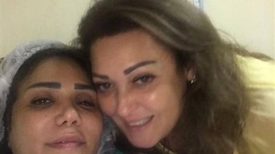 أول صور لـ«إيناس عز الدين» بعد خضوعها لجراحة في الذراع