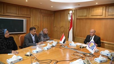 محافظ قنا يعقد اجتماعا لمناقشة أوضاع صناع الفخار في نقادة | صور