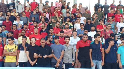 طلاب جامعة القاهرة يحضرون مباراة الأهلي والإنتاج تنفيذا لمبادرة عودة الجماهير