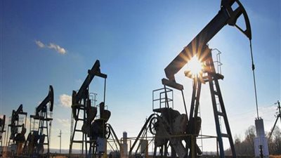 النفط يعاود الارتفاع وخام «برنت» يسجل 77 دولارا للبرميل