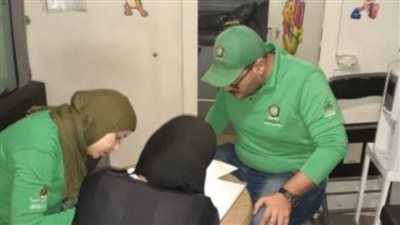 فريق أطفال بلا مأوي ينقذ مسنا وينقله إلى دار رعاية بالمنصورة