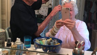 بالصور.. عجوز يمشط شعر زوجته يثير ضجة كبيرة على الإنترنت